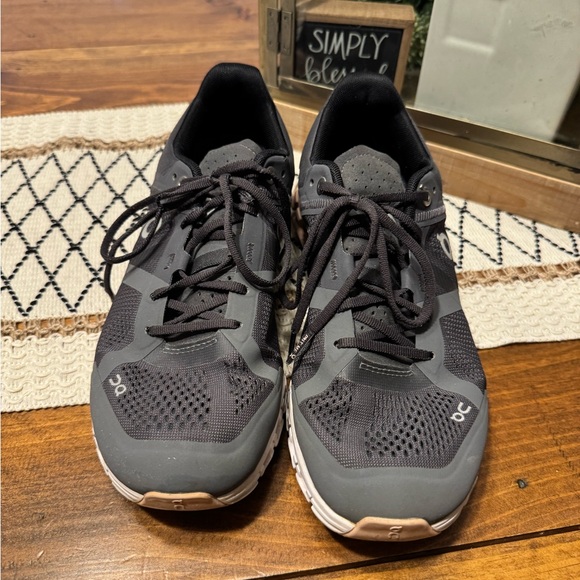 On Women’s Cloud X Tennis shoes/sneakers - Picture 7 of 8